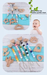 Detail von hölzernen Tier-Schnullerketten mit bunten Silikonperlen für zahnende Babys