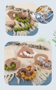 Details von Buchenholz-Beißring und Silikon-Schnullerkette auf gewebter Matte