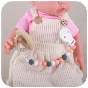 Silikon-Schnuller und Perlen-Clip-Set an Babykleidung mit Morandi-Farbpalette