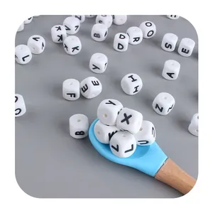 Perline alfabetiche da 12mm in silicone bianco con lettere nere per catenelle ciuccio e dentizione