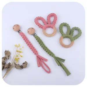 Set attache-tétine en bois de hêtre et coton macramé avec anneaux de dentition lapin