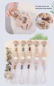 Detail van beukenhouten olifant bijtring met siliconen kralen speenkettingen in diverse kleuren
