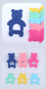 Dettaglio del massaggiagengive in silicone per neonati a forma di orso con presa facile
