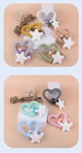 Detail von Baby-Silikon-Beißring-Armband mit Herzform und bunten Silikonperlen
