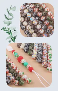 Vista macro de cuentas de silicona navideñas de 12mm y 15mm para chupetes DIY