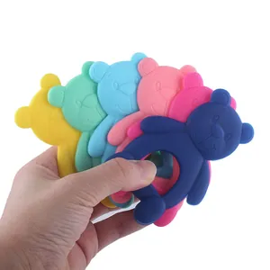Massaggiagengive in silicone a forma di orsetto, multicolore con anello facile da impugnare