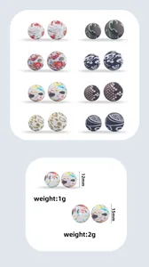 Detalle de cuentas de silicona de 12mm y 15mm con motivos festivos para joyería DIY