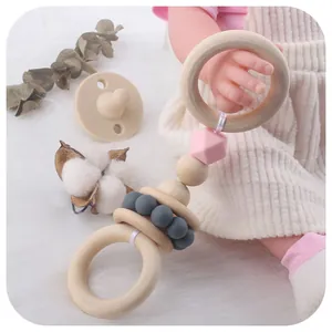 Ensemble hochet en bois avec perles en silicone rose et gris et sucette bébé