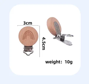 Dettaglio clip per ciuccio in legno di faggio con incisione arcobaleno e dimensioni precise