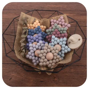 Baby Beißring Set aus Silikonperlen und Naturholz in Morandi Farben kreativ verpackt