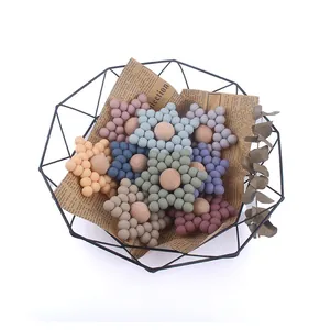 Blumenförmiger Beißring aus Silikon und Holz in verschiedenen Morandi-Farben