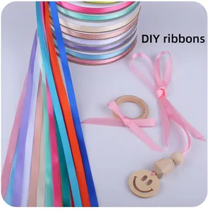 Détail macro de rubans de satin colorés pour attaches-tétines DIY et bricolage