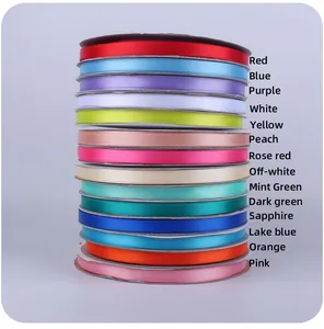 Détail de 14 rouleaux de ruban de satin colorés avec texture brillante et étiquettes