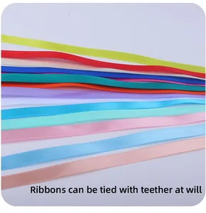 Gros plan de rubans en satin colorés pour attaches-tétines DIY et accessoires bébé