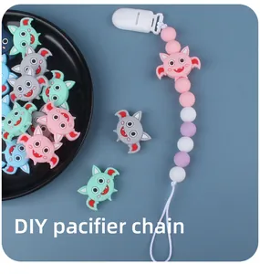 Detalle de cadena para chupete DIY con cuentas de silicona con forma de murciélago