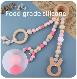Detalle de cuentas de silicona de grado alimenticio y mordedor de conejo de madera