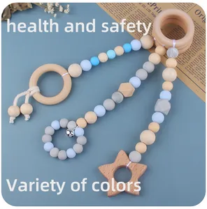 Detalle de anillos de madera y cuentas de silicona azul para mordedor de gimnasio