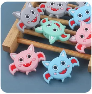 Detalle de cuentas de silicona con forma de murciélago para sujetachupetes DIY