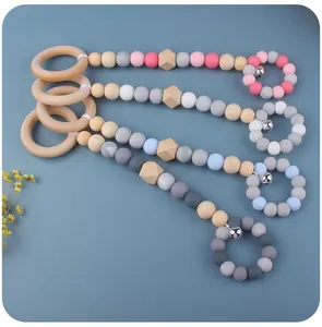 Detalle de las cuentas de silicona y anillos de dentición de madera de haya con cascabeles