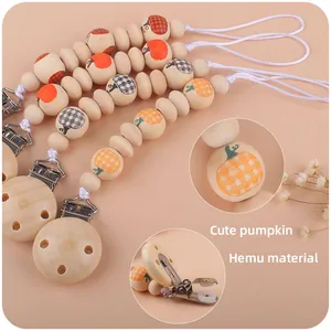 Pack de 4 sujetachupetes de madera de Hemu con bonitas cuentas de calabaza naranja