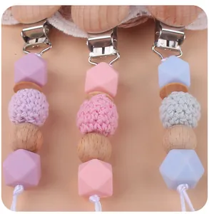 Détail d'attaches-tétines pour bébé en bois de hêtre, perles silicone et crochet