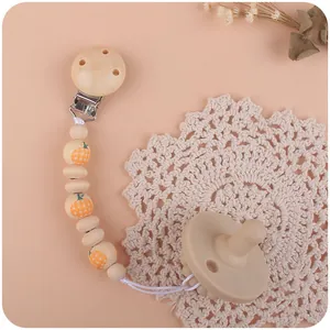 Sujeta chupetes de madera natural con cuentas de calabaza naranja y chupete silicona