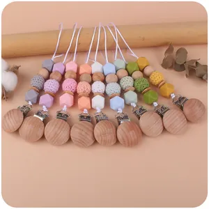 Attache-tétine fait main en bois de hêtre et silicone avec perles au crochet