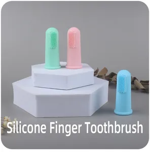Trois brosses à dents à doigt en silicone coloré sur socles pour les gencives de bébé