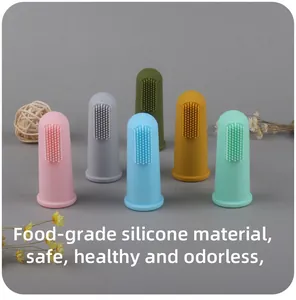 Détail de six brosses à dents à doigt en silicone alimentaire de différentes couleurs douces