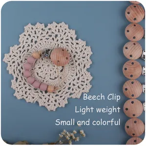 Detail von Buchenholz-Clip und Silikonperlen für eine leichte Baby-Schnullerkette