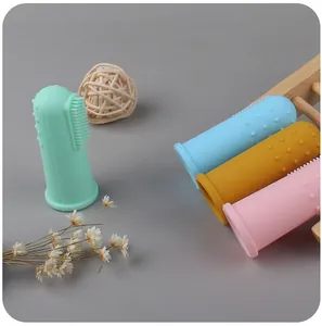 Vue détaillée de quatre brosses à dents en silicone pour l'hygiène buccale de bébé