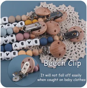 Detail von Schnullerketten aus Buchenholz mit bunten Silikonperlen und BABY-Buchstaben