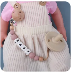 Detailschnappschuss vom Schnullerkette mit Buchenholz, Silikonperlen und BABY Buchstaben