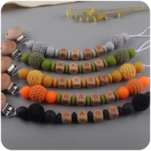 Schnullerkette aus Silikon und Buchenholz mit Tierperlen und BABY Buchstaben Design