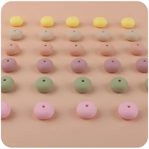 Makroaufnahme von 15 mm matten Silikonperlen in gemischten Makronenfarben für DIY-Schmuck