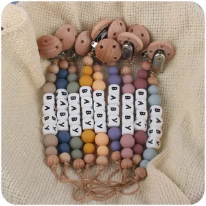 DIY Silikon Schnullerkette mit Clip aus Buchenholz und weißen BABY Buchstabenperlen