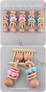 Detail eines Greiflings aus Buchenholz und bunten Häkelperlen zur Linderung beim Zahnen