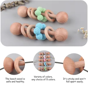 Detail einer Babyrassel aus Buchenholz mit bunten Häkelperlen und glatten Holzringen