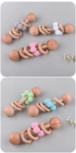 Detailaufnahme von Babyrassel aus Buchenholz mit bunten Häkelbällen aus Baumwolle