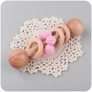 Greifling aus Buchenholz mit rosa Häkelperlen für die frühkindliche Entwicklung