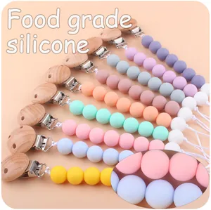 Dettaglio di catenelle per ciuccio in silicone alimentare in vari colori pastello e faggio
