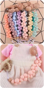 Detalle de cadenas para chupete de silicona con clips de madera en colores Morandi