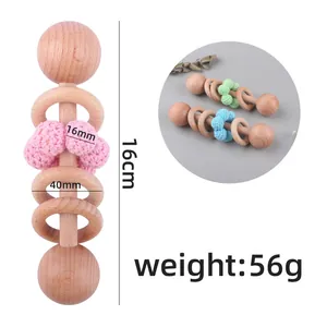 Babyrassel aus Buchenholz mit Häkelkugeln und Holzringen, 16cm Länge zum Zahnen