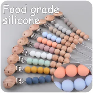 Assortiment fopspeenclips van siliconen en beukenhout in verschillende kleuren
