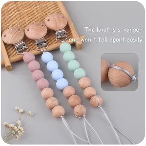 Detail van de sterke knoop aan de siliconen en beukenhouten fopspeenketting set