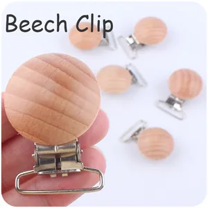 Detalle macro de clip de madera de haya natural para bebés con cierre metálico para chupetes