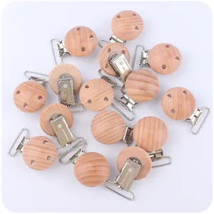 Detalle de clips de madera de haya natural de 30mm para chupeteros con hebillas de metal