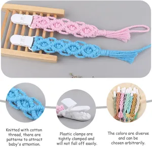 Dettaglio della catenella portaciuccio in cotone intrecciata con clip in plastica bianca