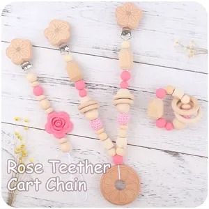 Detail von Rosen-Beißring aus Silikon mit Naturholzperlen und Blumen-Clips