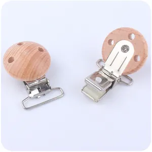 Detalle del clip para chupete de madera de haya de 30mm con cierre de metal y orificios